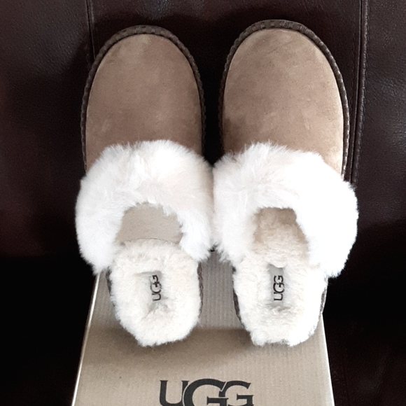 NEW UGGS W/BOX - Picture 2 of 10